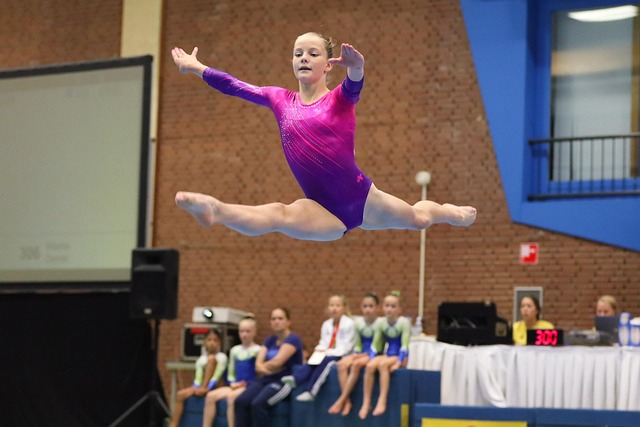 gymnastka při skoku