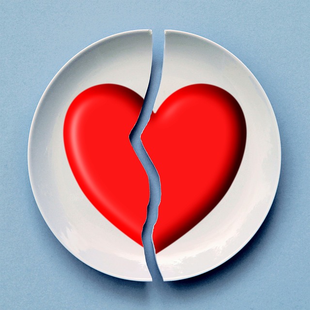 talíř se srdcem zlomený uprostřed