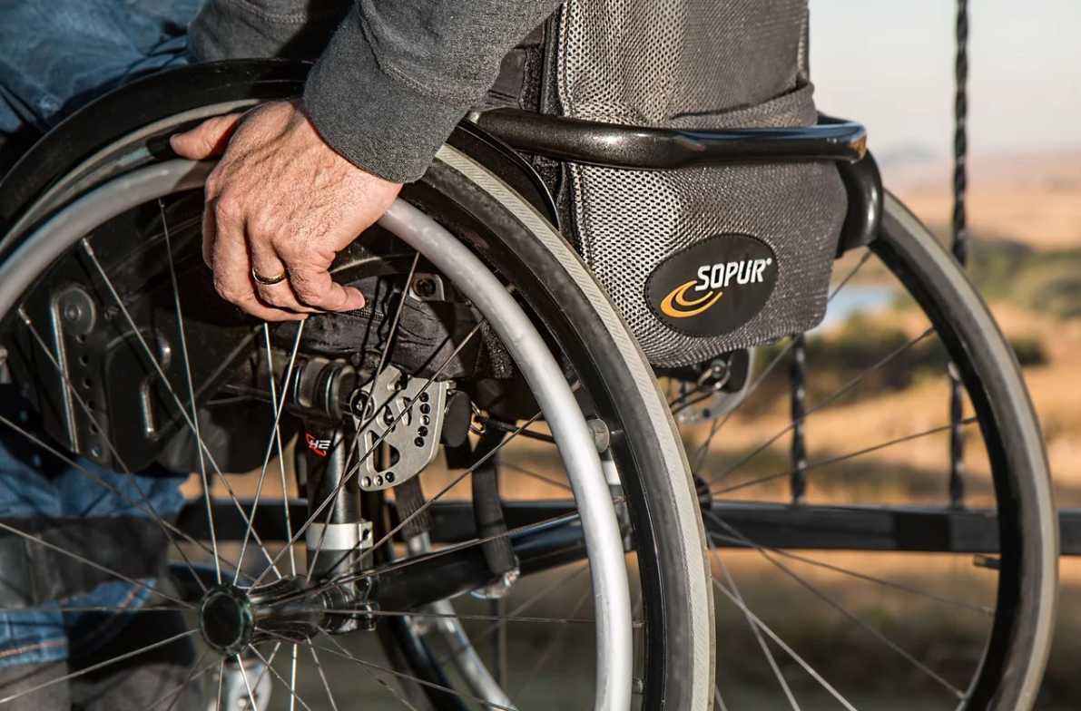 muž a invalidní vozík